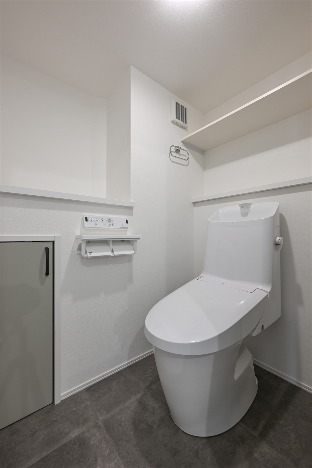 棚付きのトイレ空間と手すり、操作パネル