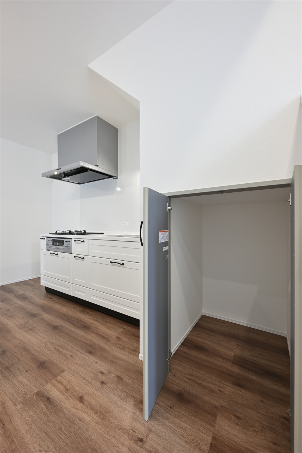 キッチン横にある階段下の収納スペース