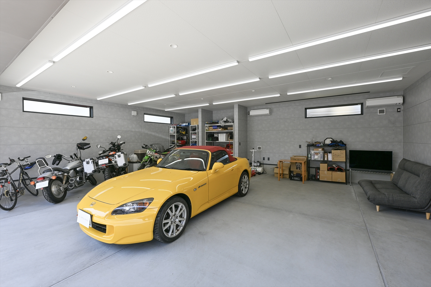 入間市のビルトインガレージ内観|車2台想定の大空間と趣味を楽しむガレージハウス