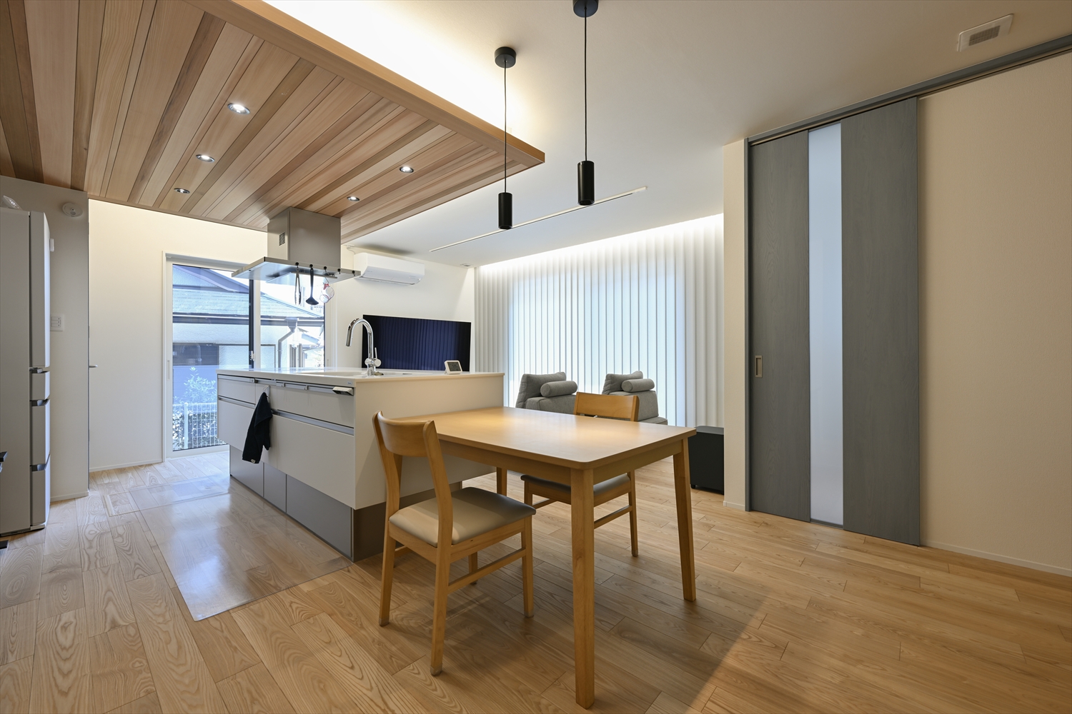 ダイニングとアイランドキッチン|家事動線と会話を両立する入間市の注文住宅