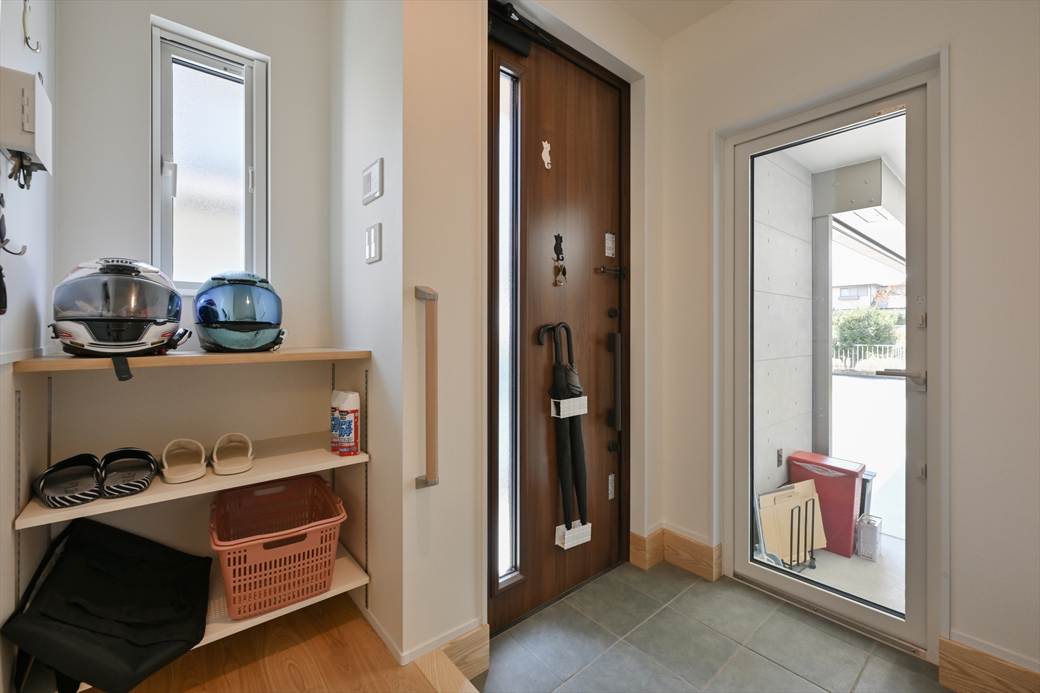 ガレージ直結の玄関動線|ヘルメット置き場と収納計画のある入間市ガレージハウス