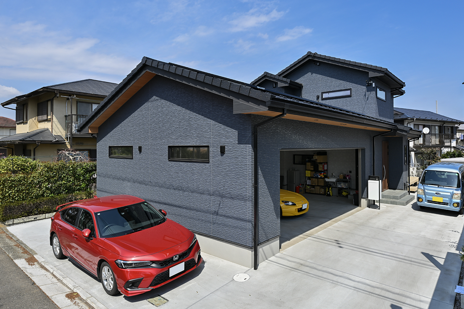 入間市のビルトインガレージハウス外観|テクノストラクチャーの大空間設計とブルー外壁