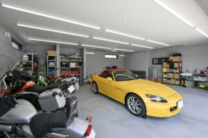大開口シャッターのビルトインガレージ|入間市ガレージハウスの広さが伝わる内観