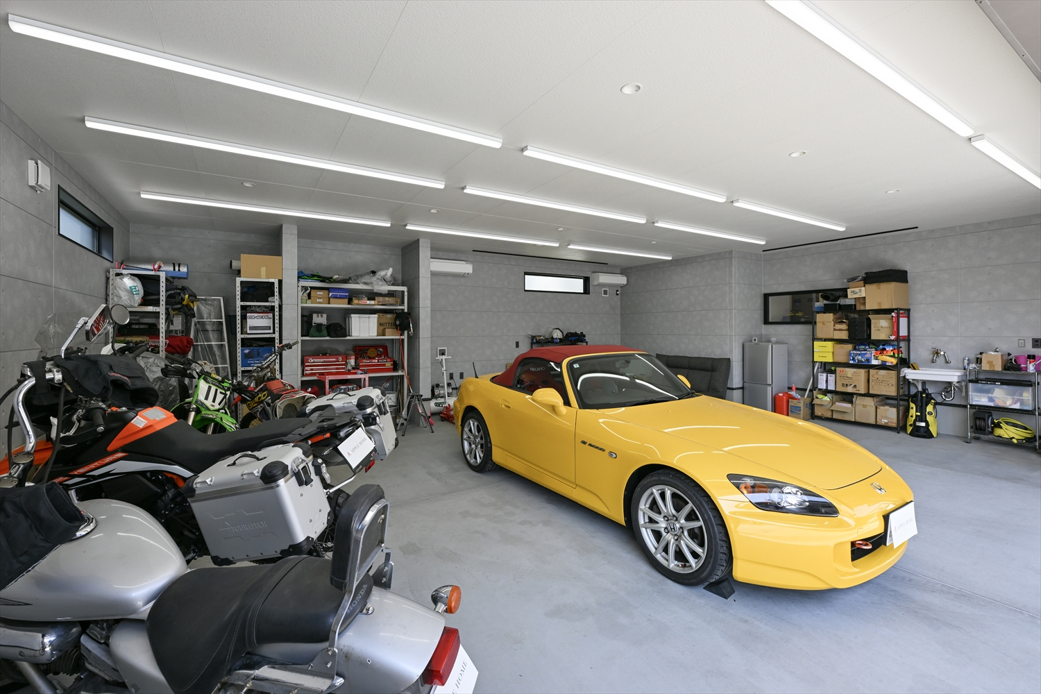 大開口シャッターのビルトインガレージ|入間市ガレージハウスの広さが伝わる内観