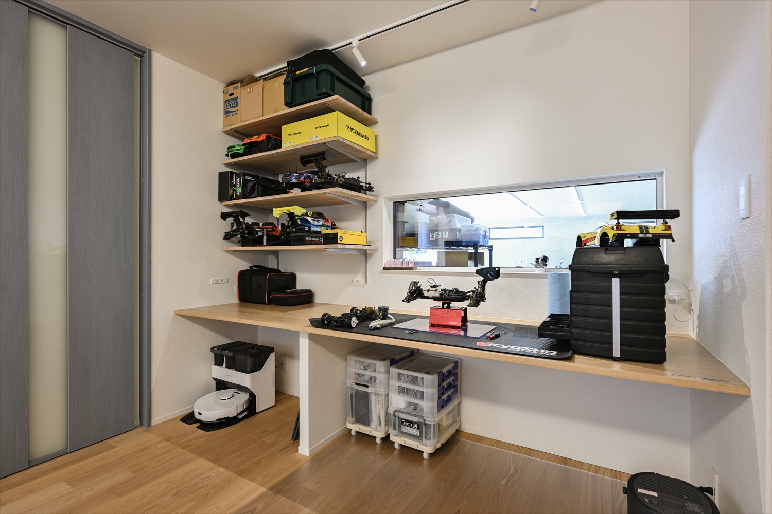 ラジコン整備の趣味カウンター|可動棚と奥行きカウンターのあるガレージハウス