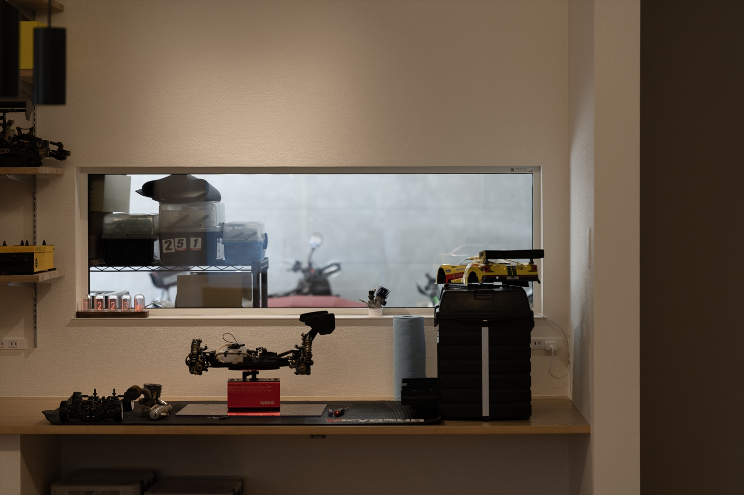 LDKからガレージが見える室内窓|家族の気配を感じる入間市ガレージハウス