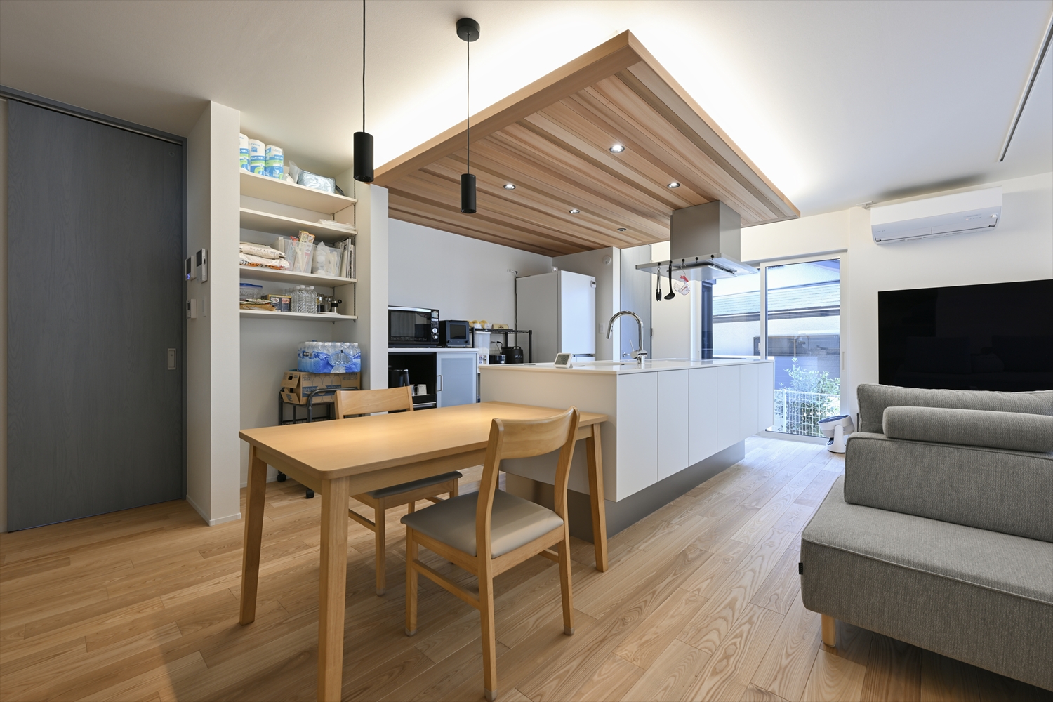 下がり天井でゾーニングしたキッチン|入間市のガレージハウスLDK