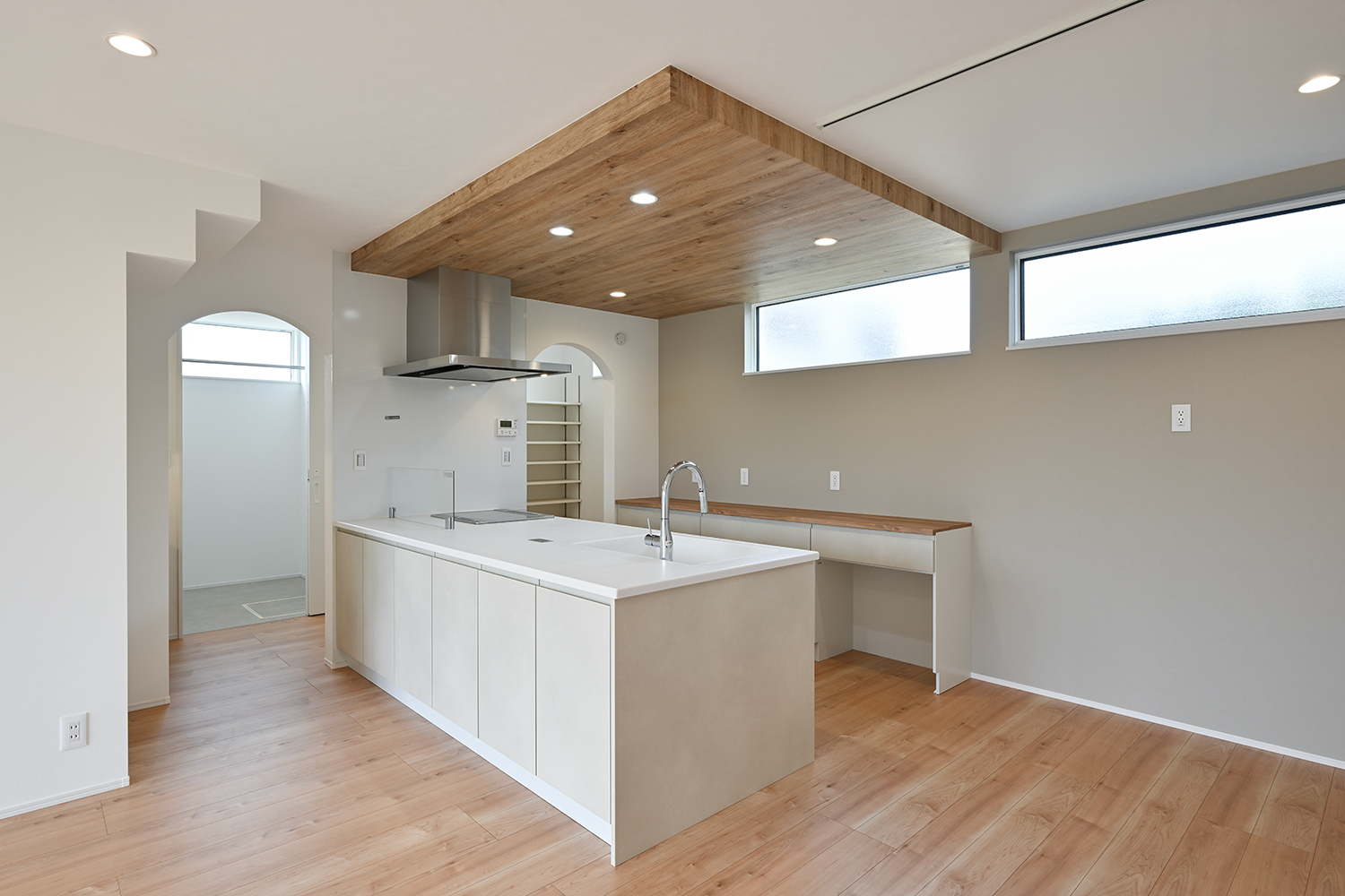 木目の下がり天井とアイランドキッチン、造作カウンター（Y様邸）