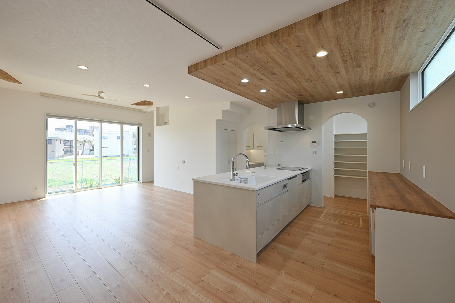 SAN+1.5階平屋の明るいLDKとアイランドキッチン（Y様邸）