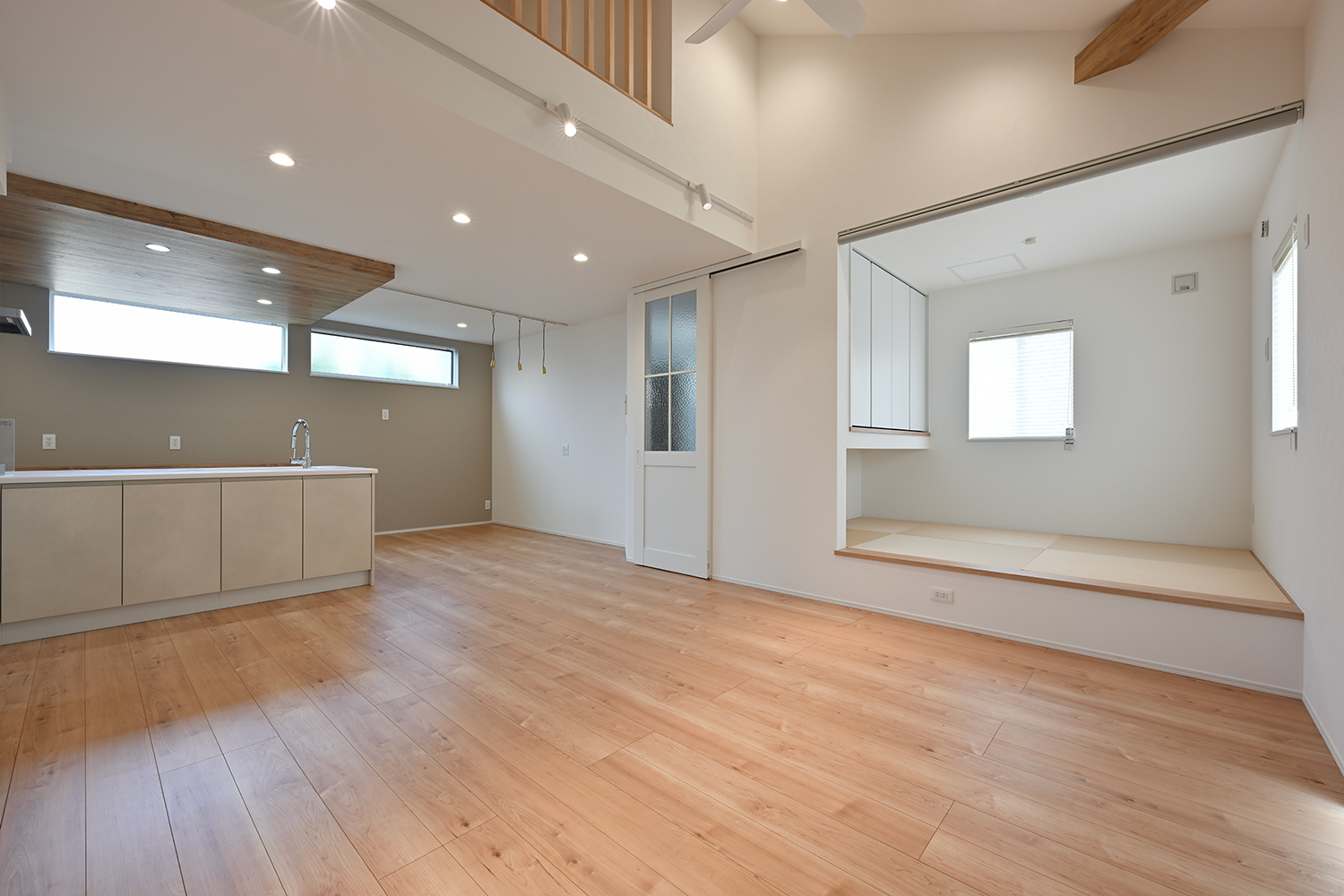 小上がりの畳スペースと吹き抜けのあるLDK（Y様邸）