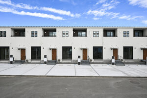 埼玉県狭山市のメゾネット賃貸住宅の外観、ホワイト基調の連棟デザイン