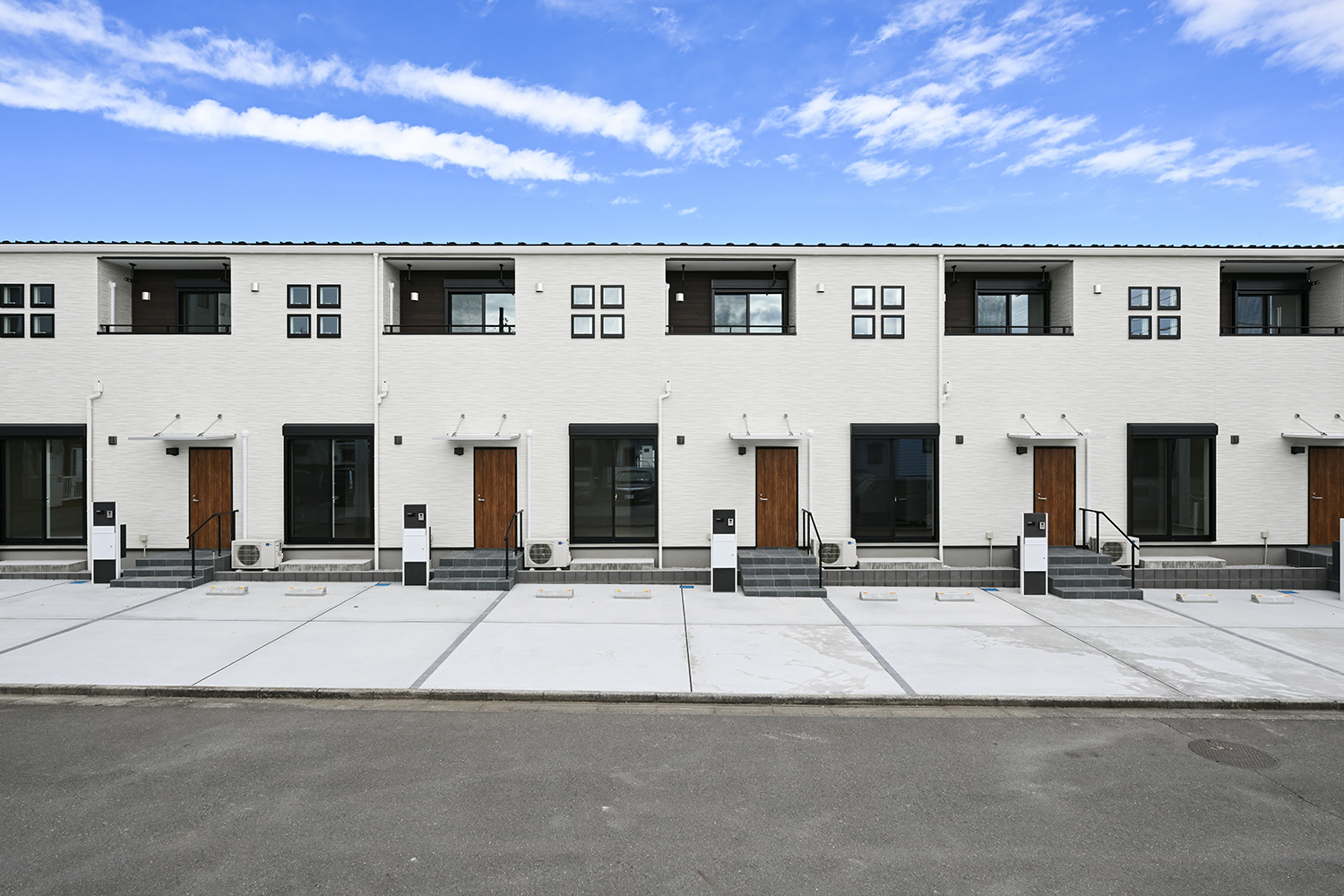 埼玉県狭山市のメゾネット賃貸住宅の外観、ホワイト基調の連棟デザイン