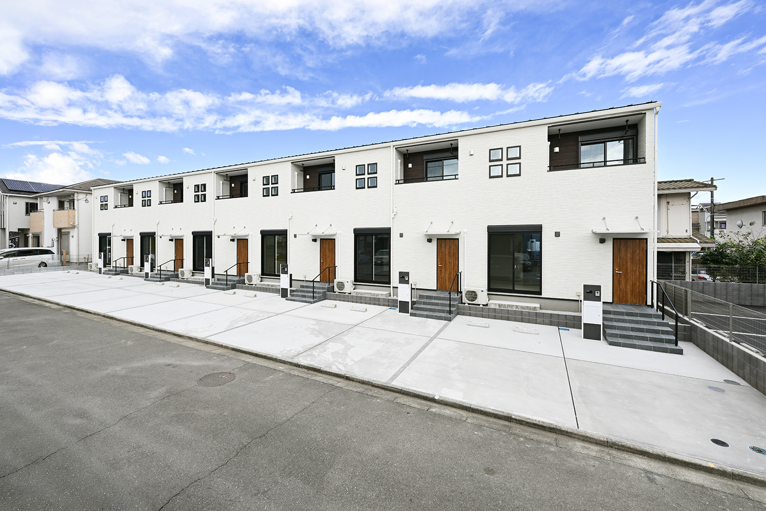 玄関前に駐車スペースを設けたメゾネット賃貸住宅の外観とアプローチ