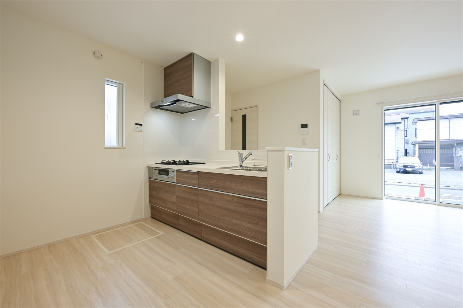 対面式のカウンターキッチン、3口ガスコンロとシンクを備えたLDK