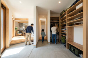 シューズクロークのある注文住宅の玄関収納と家族動線イメージ
