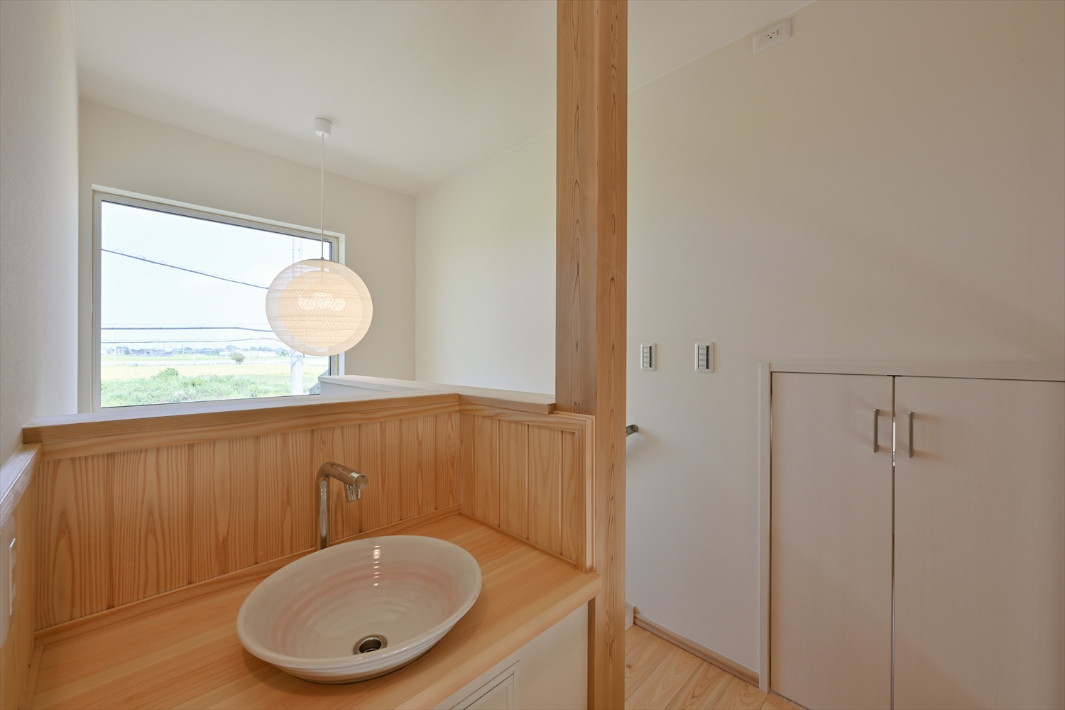 2階ホールの造作手洗い、木のカウンターとボウル型手洗い器