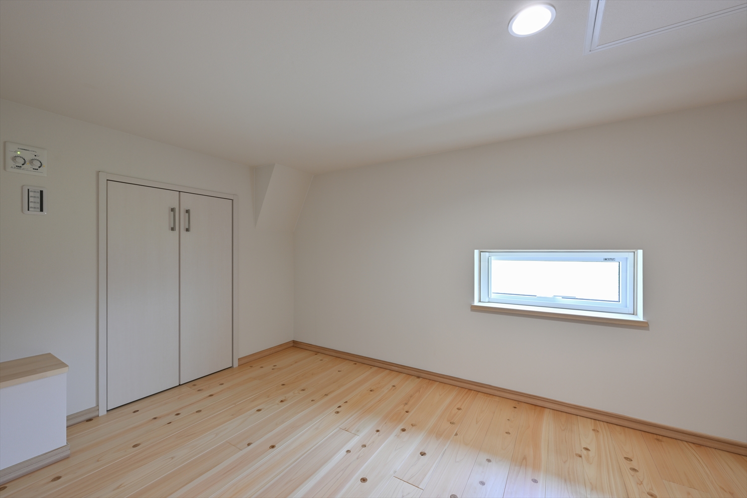 小屋裏の収納スペース、収納扉と横長窓