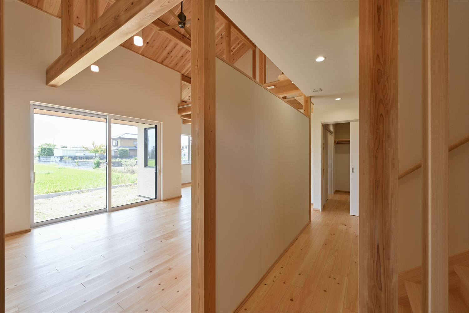 玄関ホールから廊下とリビングへ分かれる動線