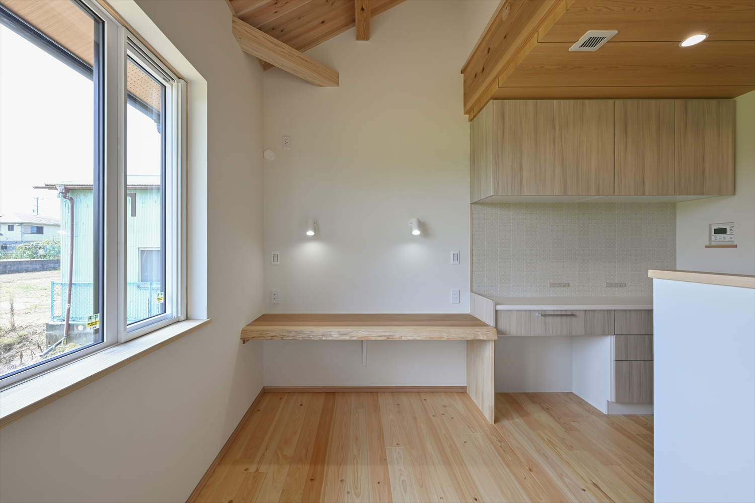 キッチン横の造作カウンター