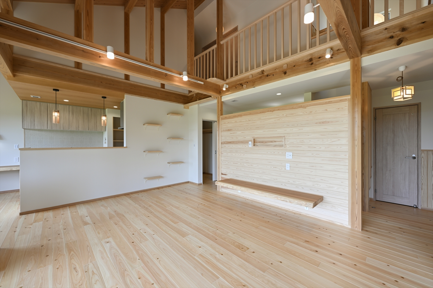 LDKからキッチンと廊下方向を見る、キャットステップのある壁面