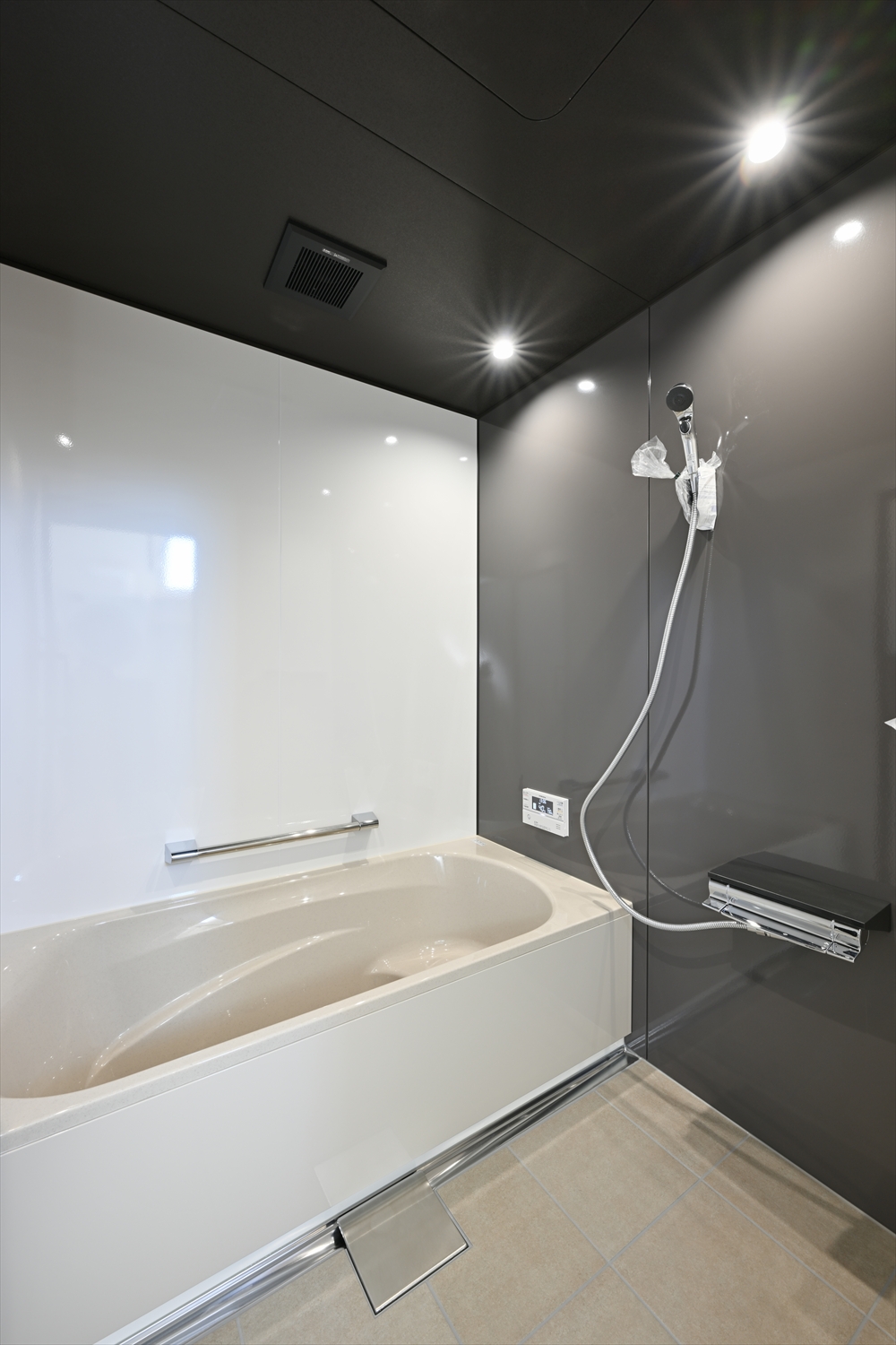 浴室／ダークトーンで落ち着くバスルーム（埼玉県川越市｜WELL+）