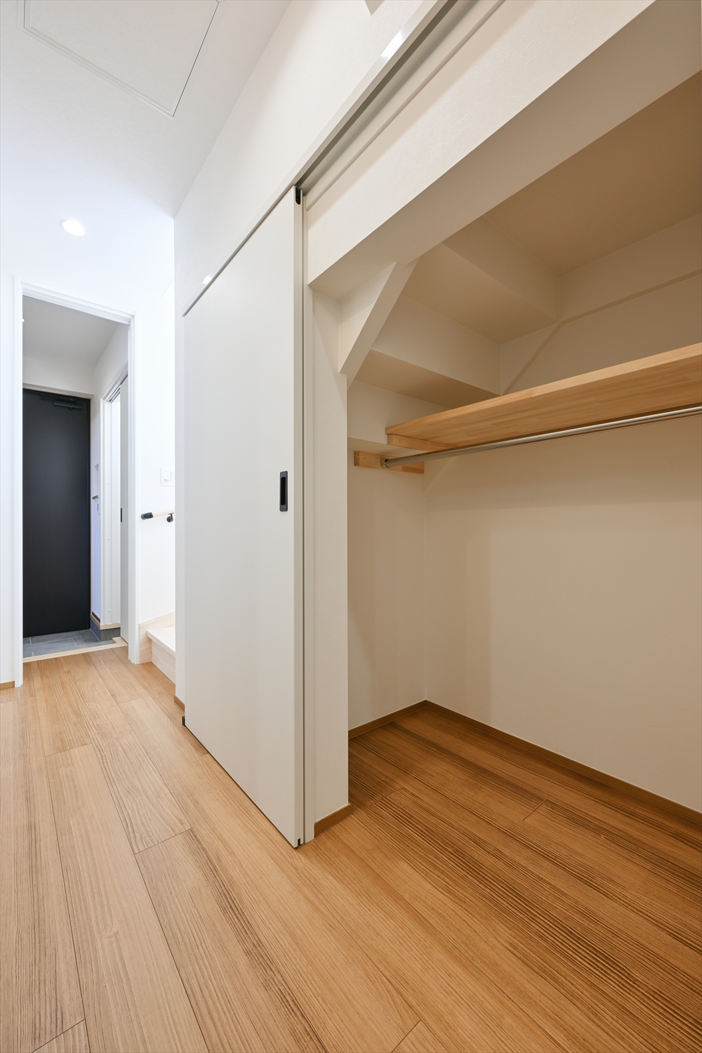 収納／引き戸で出し入れしやすい廊下収納（埼玉県川越市｜WELL+）