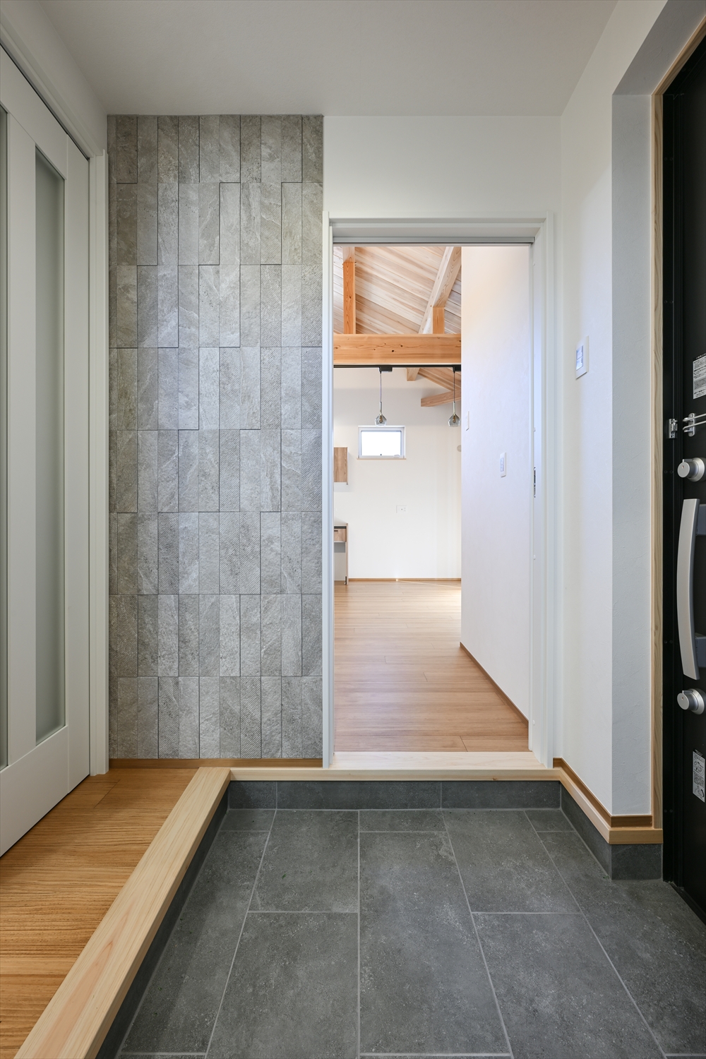 玄関ホール／石目アクセントとLDKへの見通し（埼玉県川越市｜WELL+）
