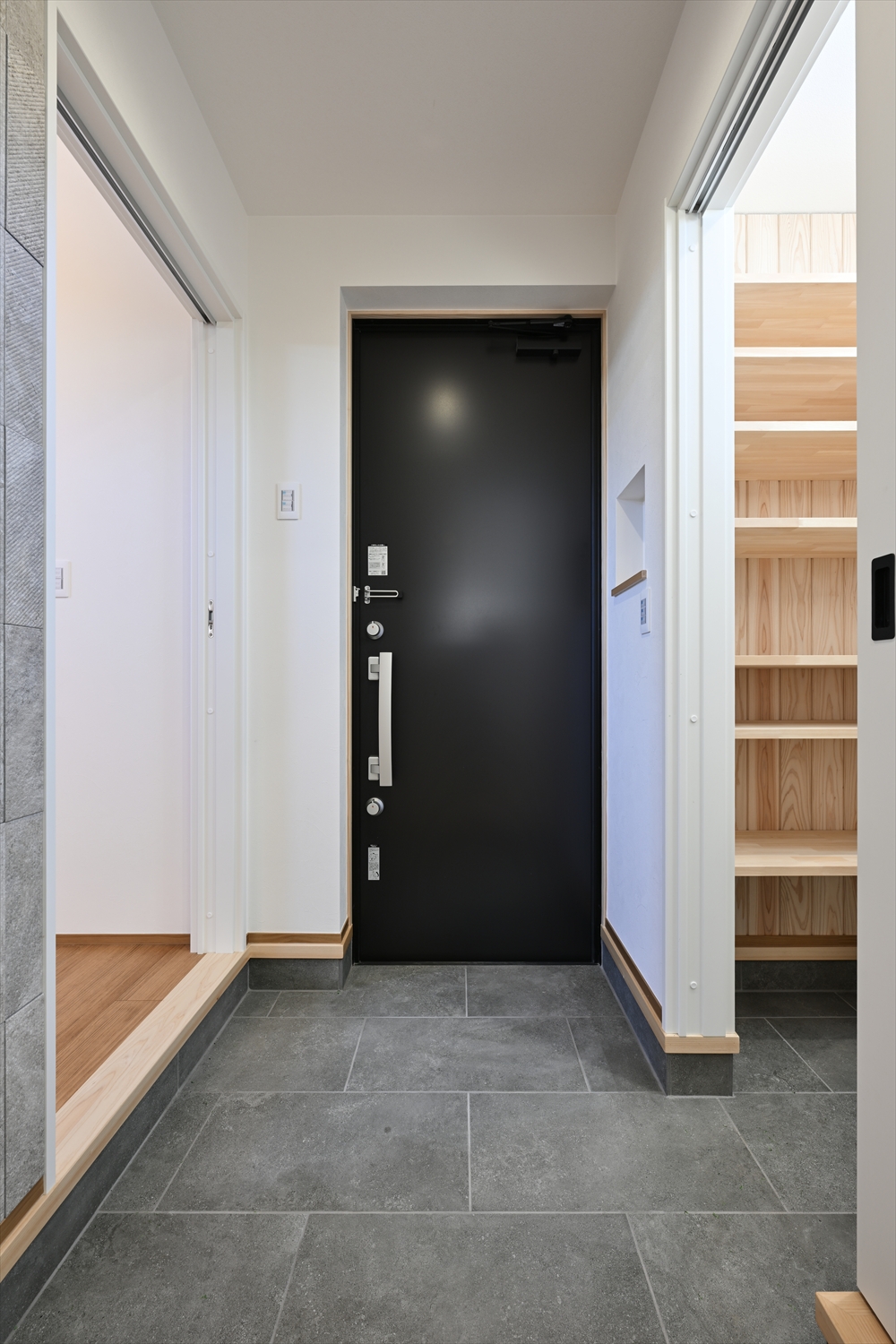 玄関／ブラックドアと土間収納があるエントランス（埼玉県川越市｜WELL+）