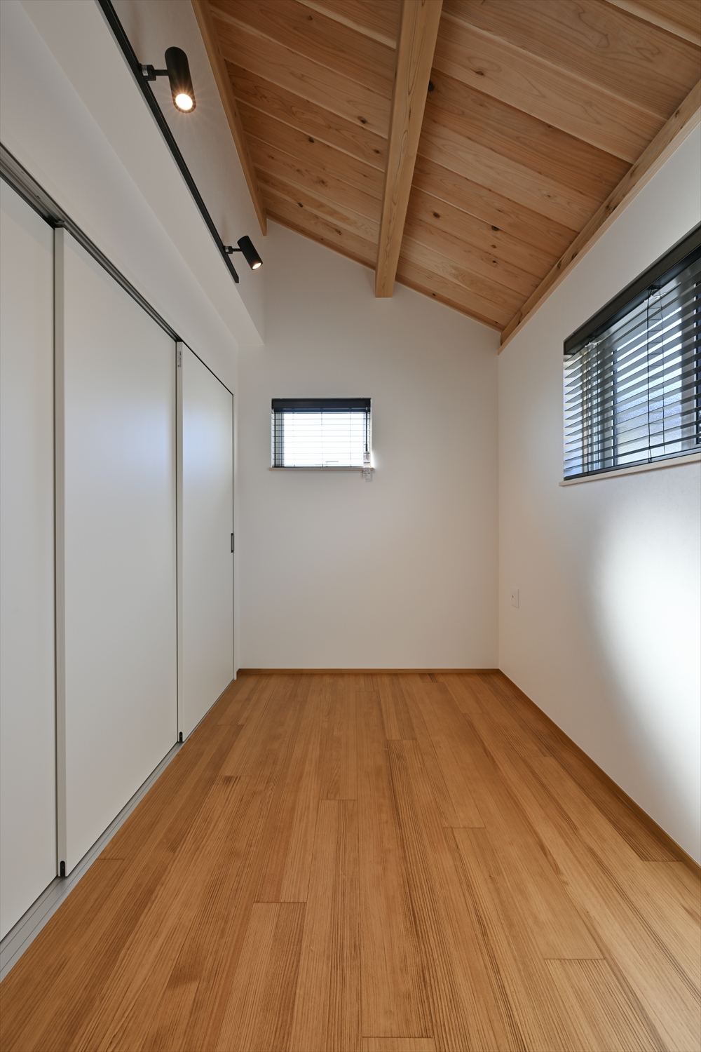 フリースペース／勾配天井と採光で明るい一室（埼玉県川越市｜WELL+）