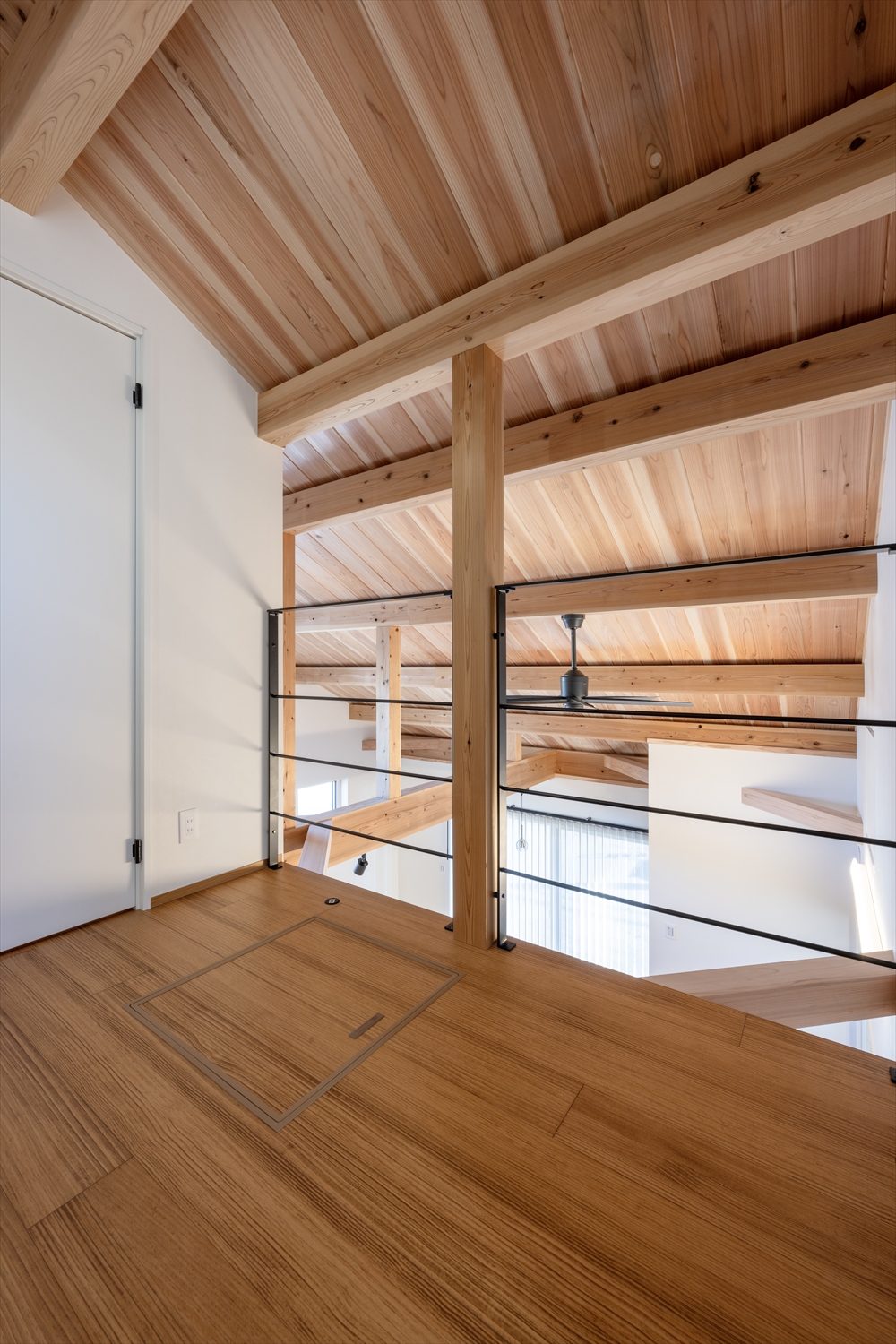 2階ホール／リビングとつながる見下ろしの動線（埼玉県川越市｜WELL+）