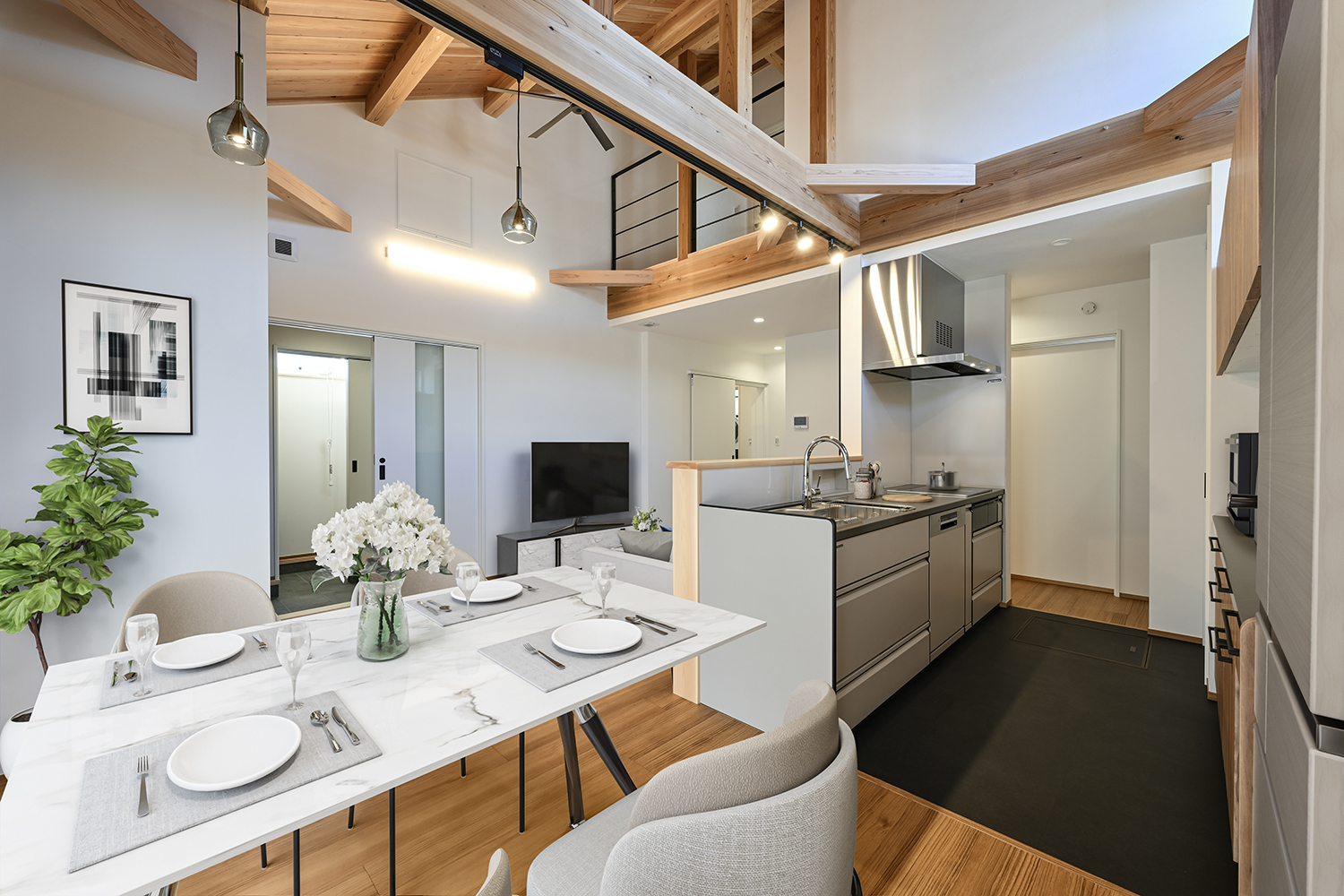 キッチン・ダイニング／梁と吹抜けを見渡すLDKの一体感（埼玉県川越市｜WELL+）