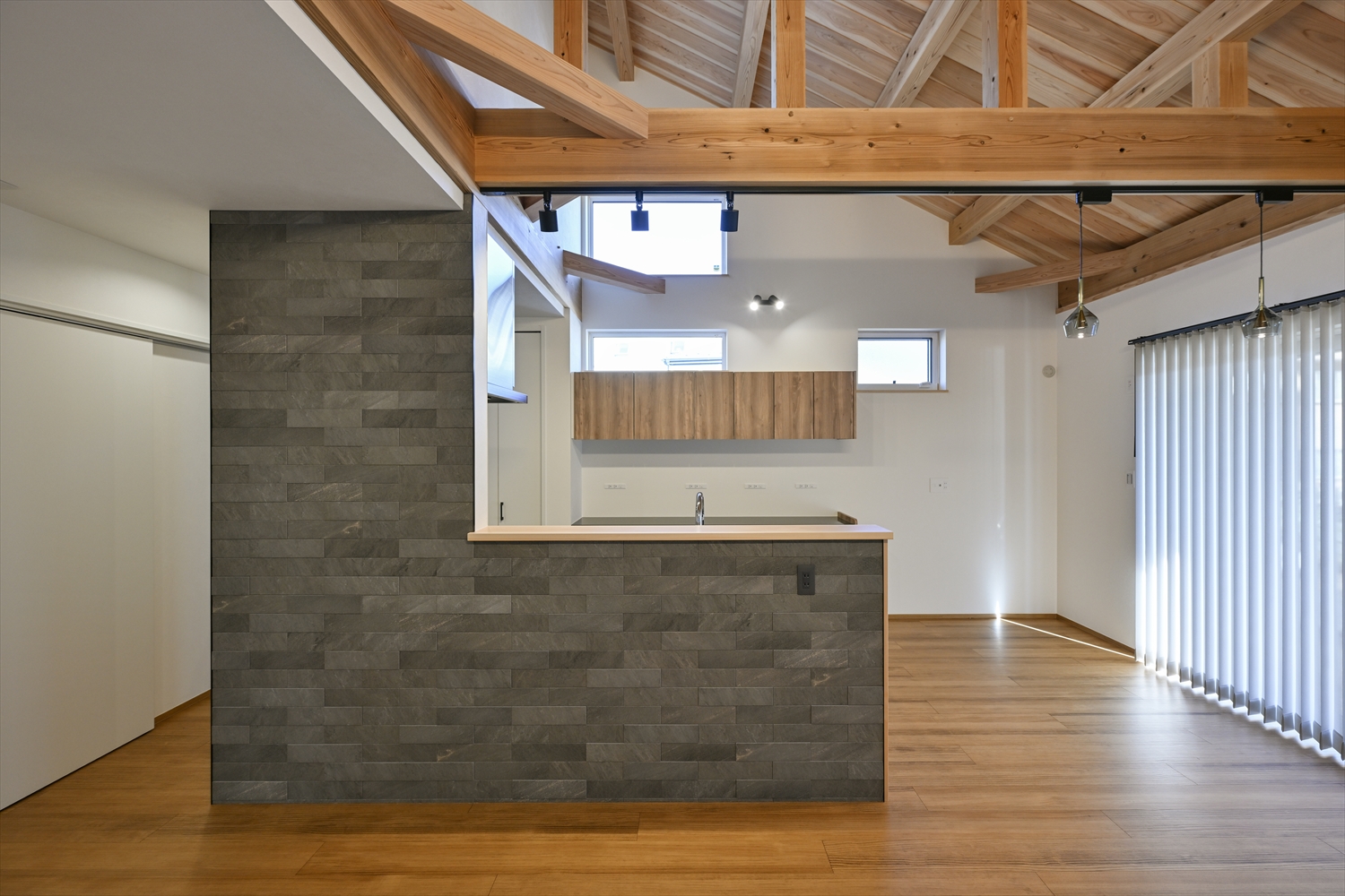 LDK／石目の腰壁と梁が映える対面キッチン（埼玉県川越市｜WELL+）