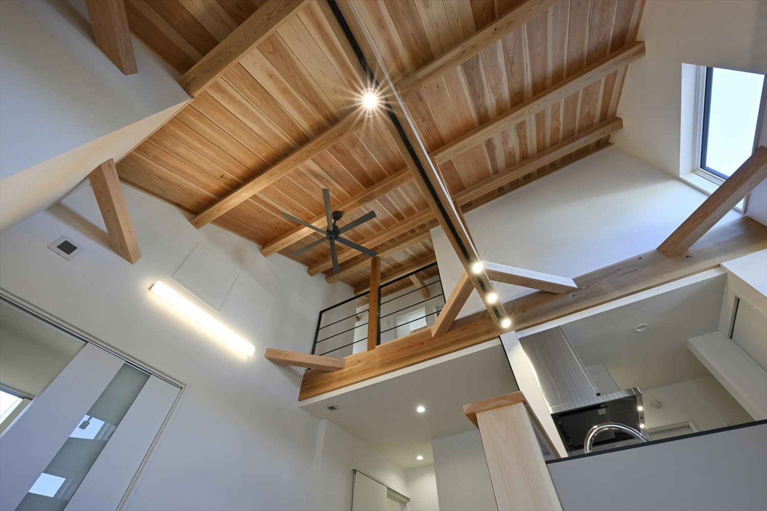 吹抜け／梁とシーリングファンのある天井景（埼玉県川越市｜WELL+）