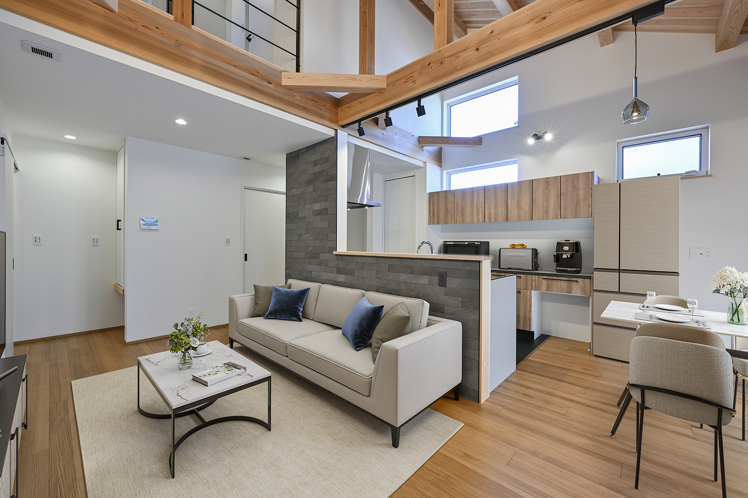 LDK／勾配天井と梁が映える開放的な空間（埼玉県川越市｜WELL+）