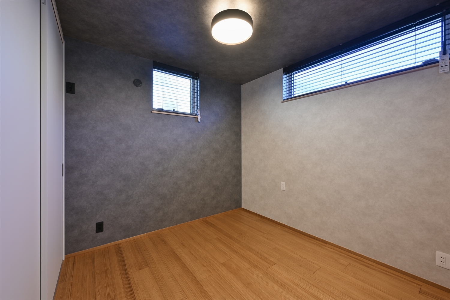 居室／アクセントクロスと横長窓の落ち着く空間（埼玉県川越市｜WELL+）