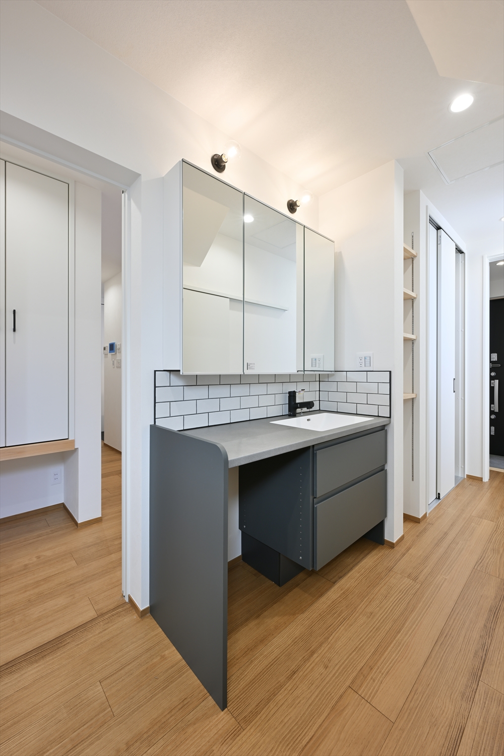 W1300のカウンターとタイルの洗面台（埼玉県川越市｜WELL+）