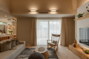 寒い季節に住宅性能を体感できるモデルハウスのリビング空間