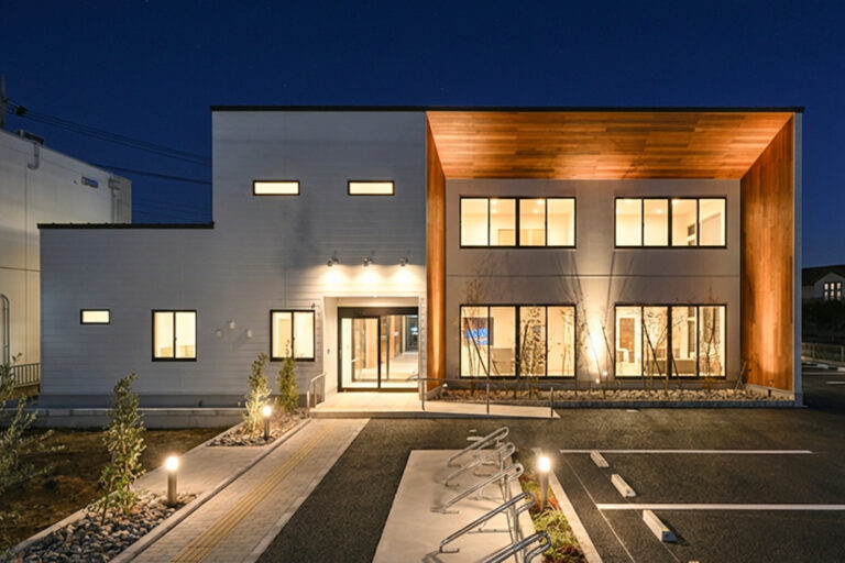 埼玉県富士見市 やすぎクリニック｜受付・待合・多目的ルームまで動線に配慮した診療所の新築施工例