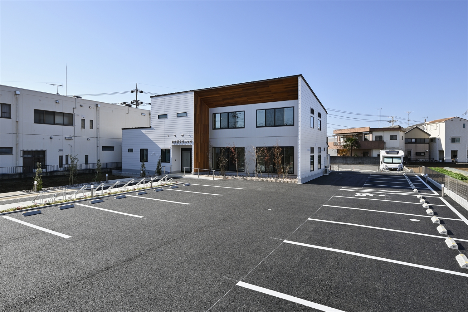 クリニック新築の外観全景、エントランスと大開口窓がある建物