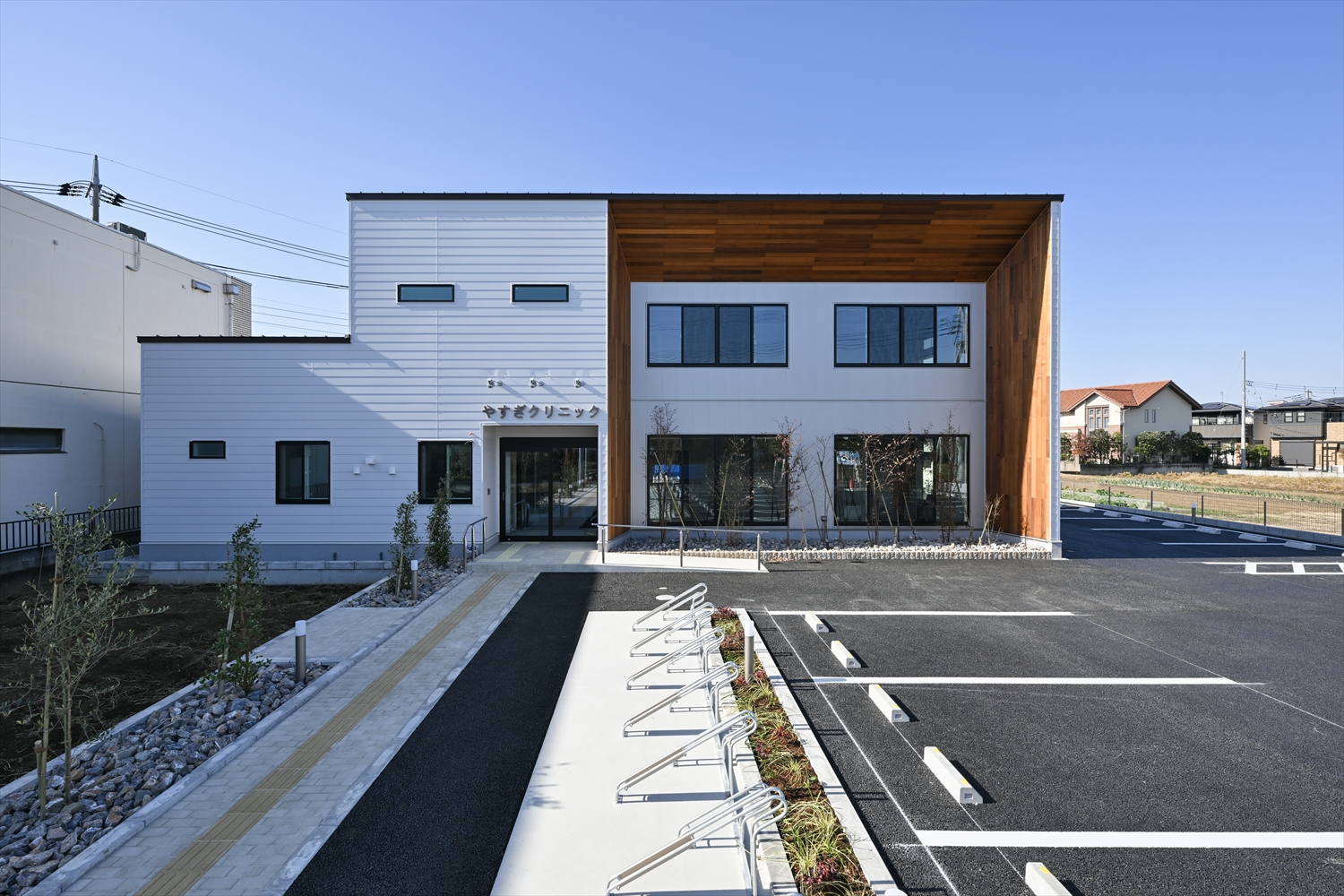 クリニック正面外観、入口まわりが見やすいファサードデザイン