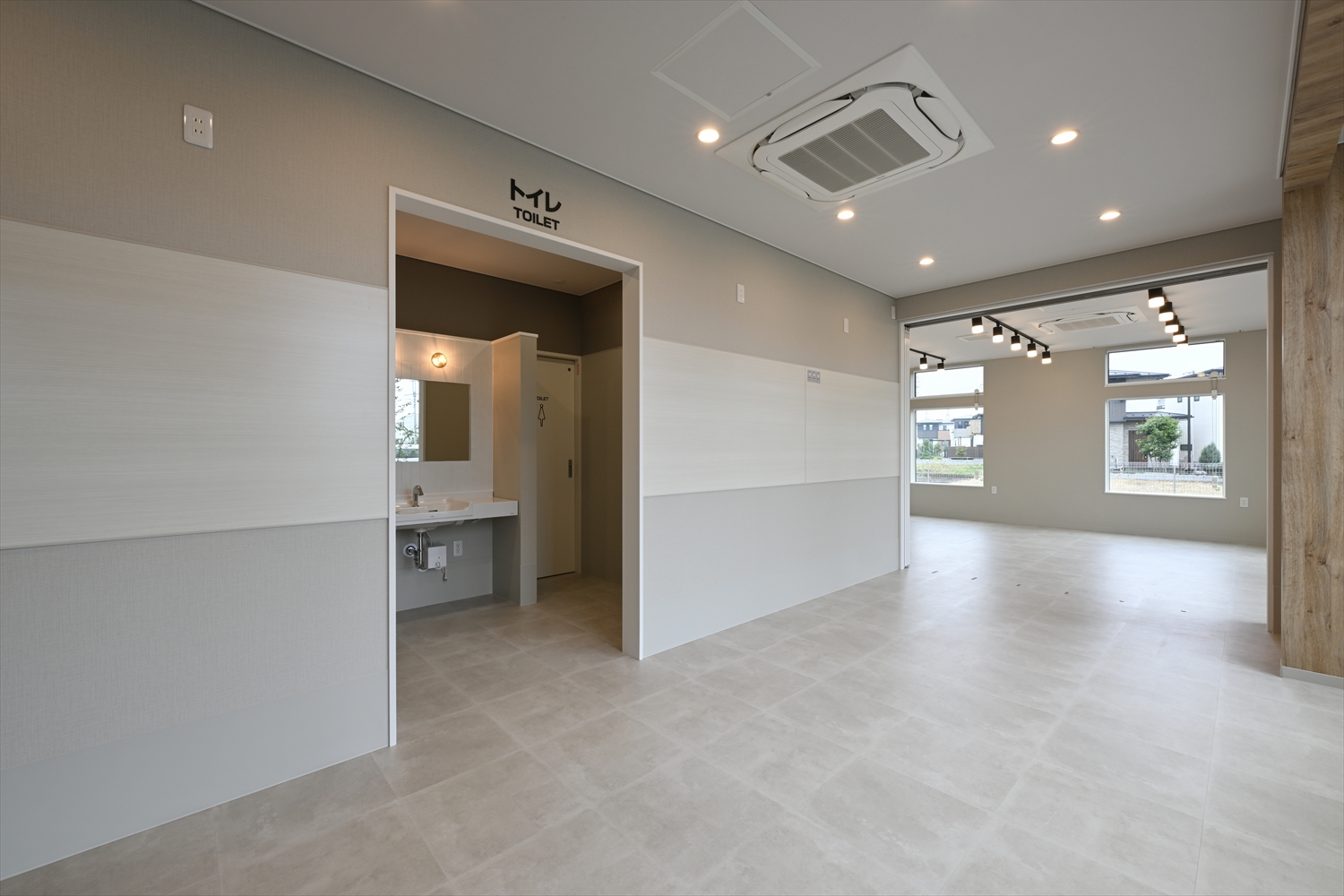 待合から洗面・トイレ入口を見た通路、案内サインのある動線