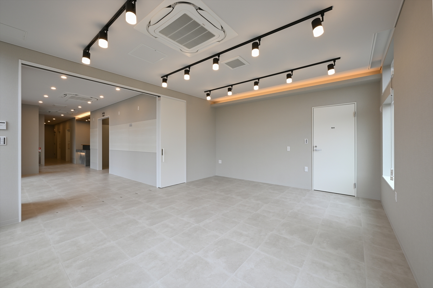 多目的ルームの室内、広い床と天井照明が整ったフレキシブル空間