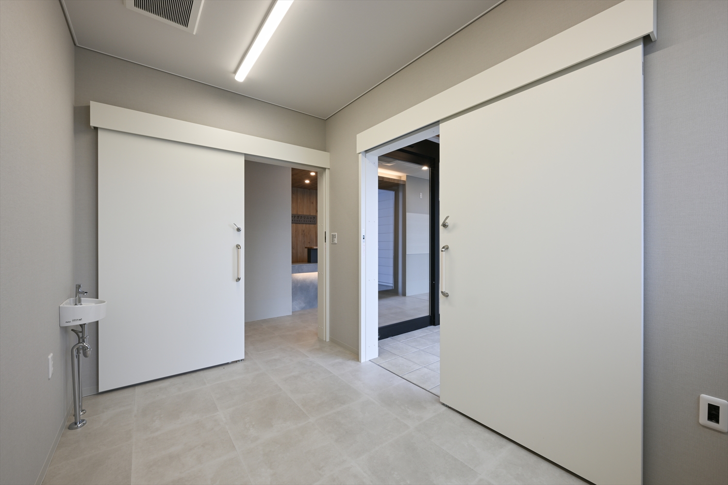 予備診察室の室内、引き戸で区切れるシンプルな個室空間