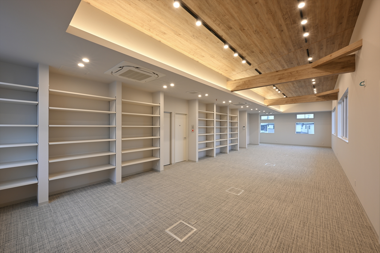 スタッフルームの別アングル、空調と照明が整った室内