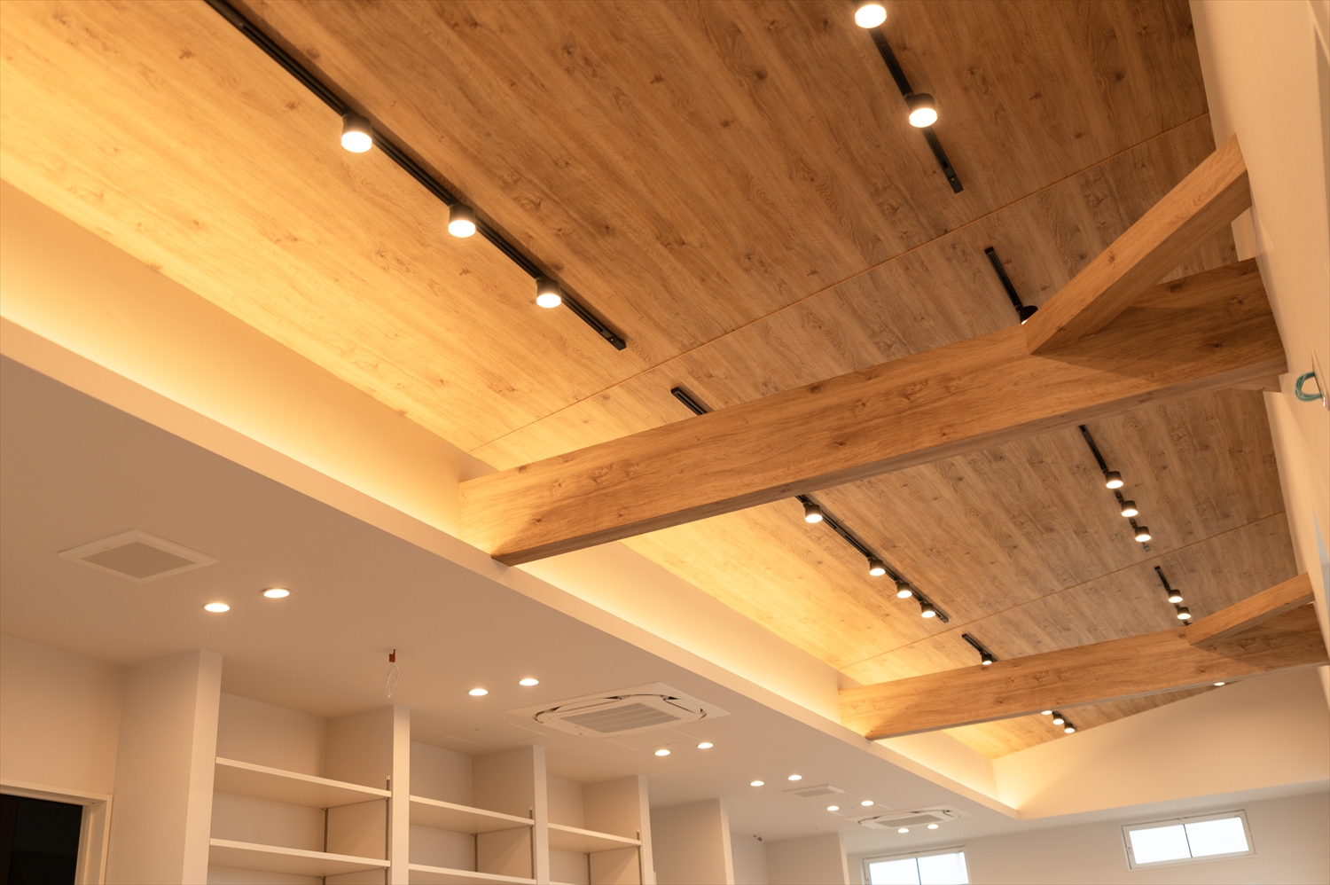 スタッフルーム天井の照明と空調・換気設備、点検口の配置