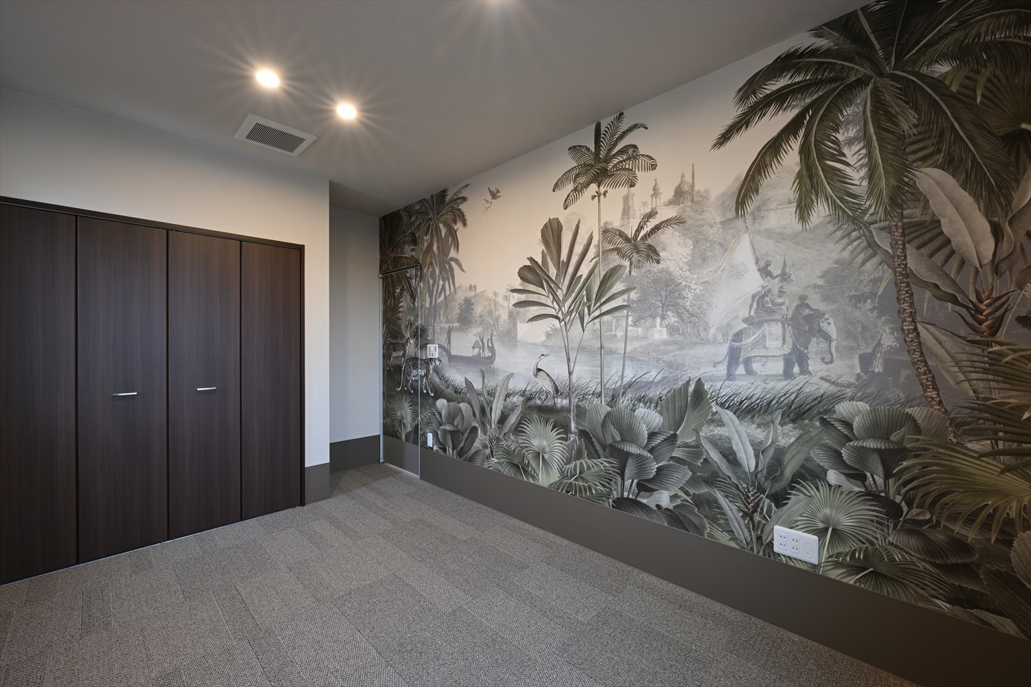 2階院長室の室内、執務に適した落ち着いた内装と採光