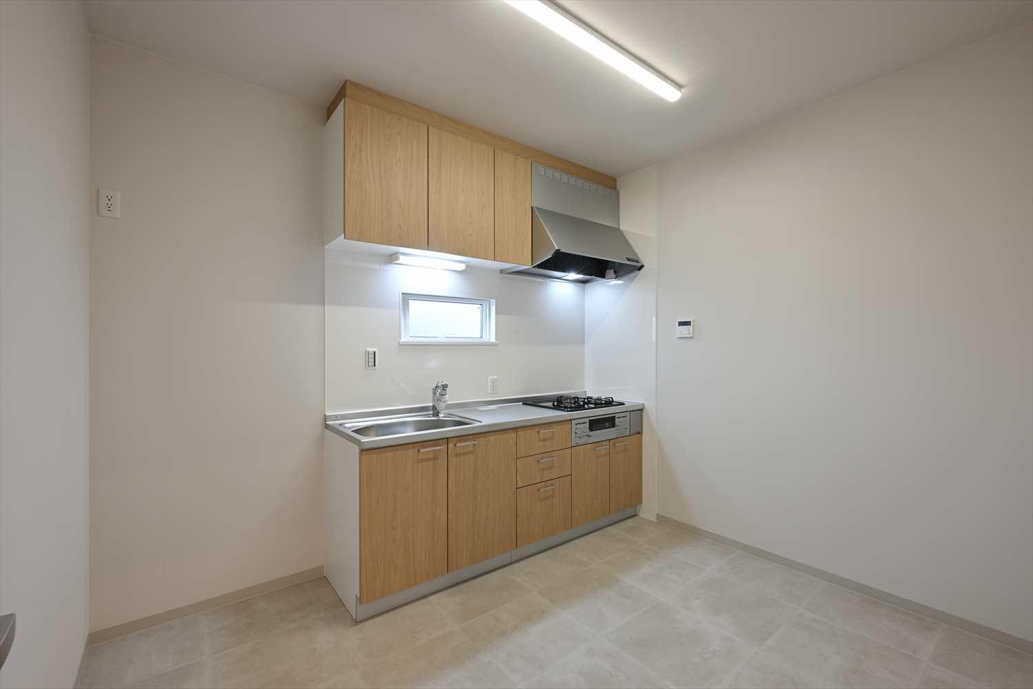 2階給湯室の流し台と作業スペース、スタッフ用のバックヤード