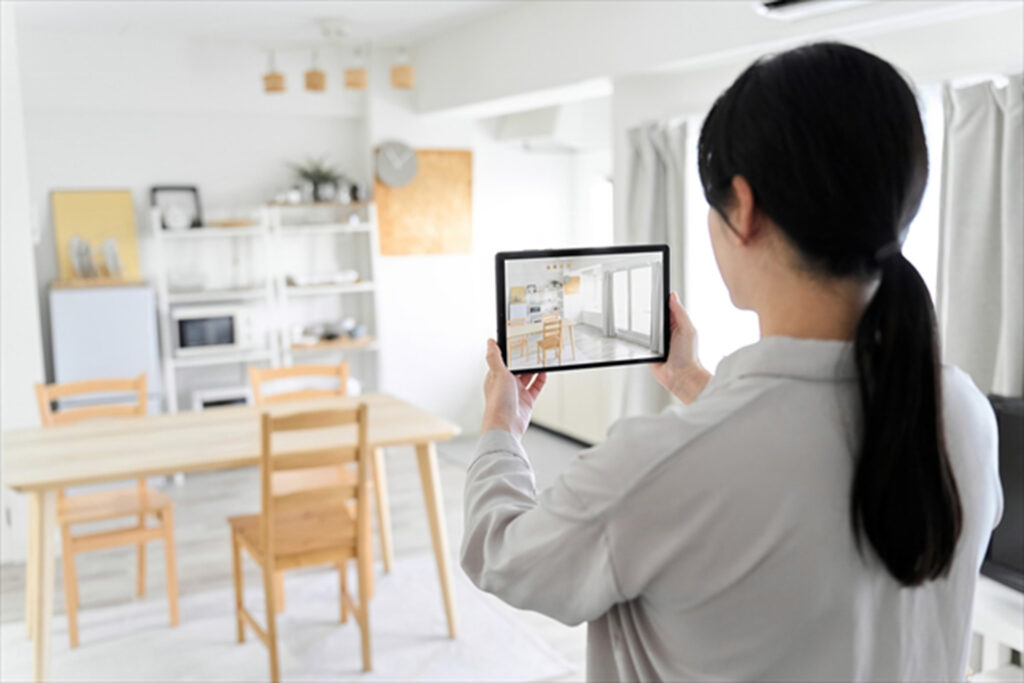 新居のLDKで家具配置を検討するイメージ