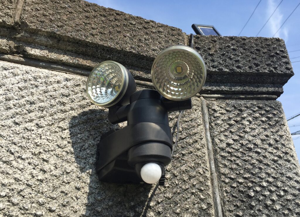 玄関周りのセンサーライトで夜間の見通しを確保する例