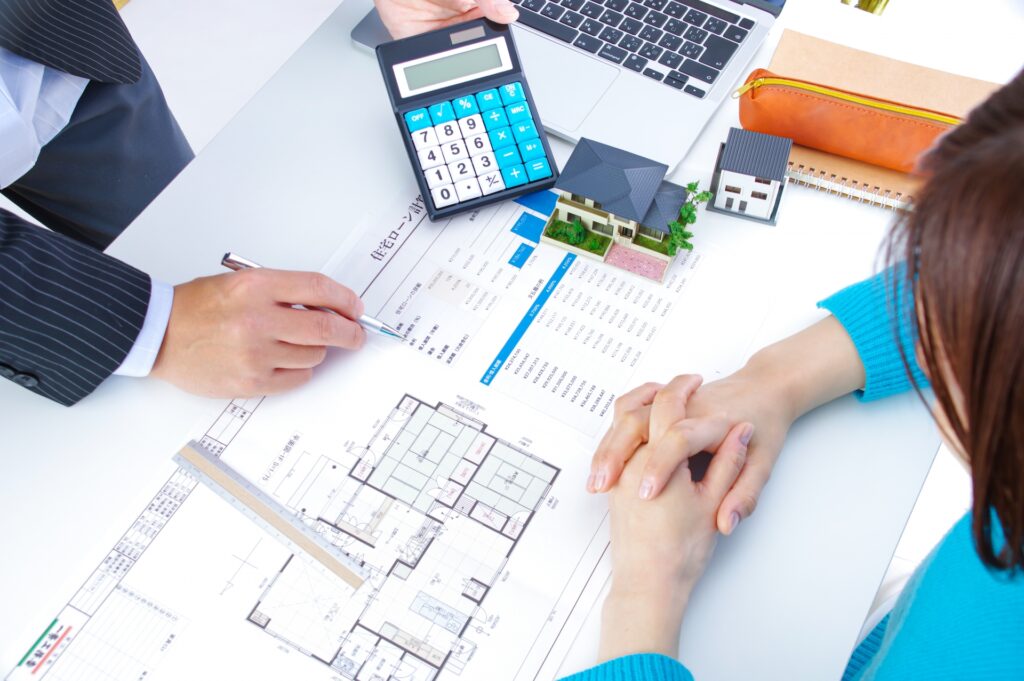 住宅ローンの事務手数料や団信をチェックしている手元